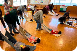 写真:＜子育て支援広場＞「おたまじゃくし」