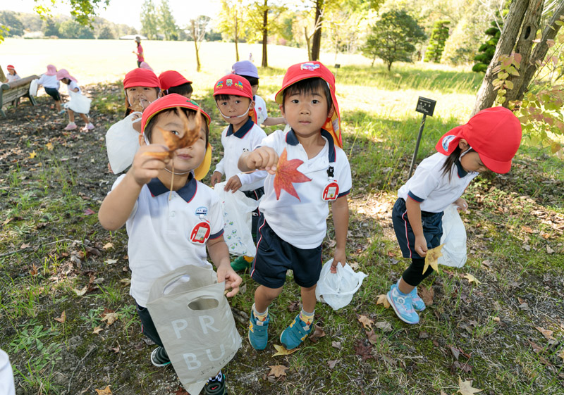 写真:美しいものに感動し、
まわりのものに深い関心をよせ、
自分の発見や考えを表現できる子ども